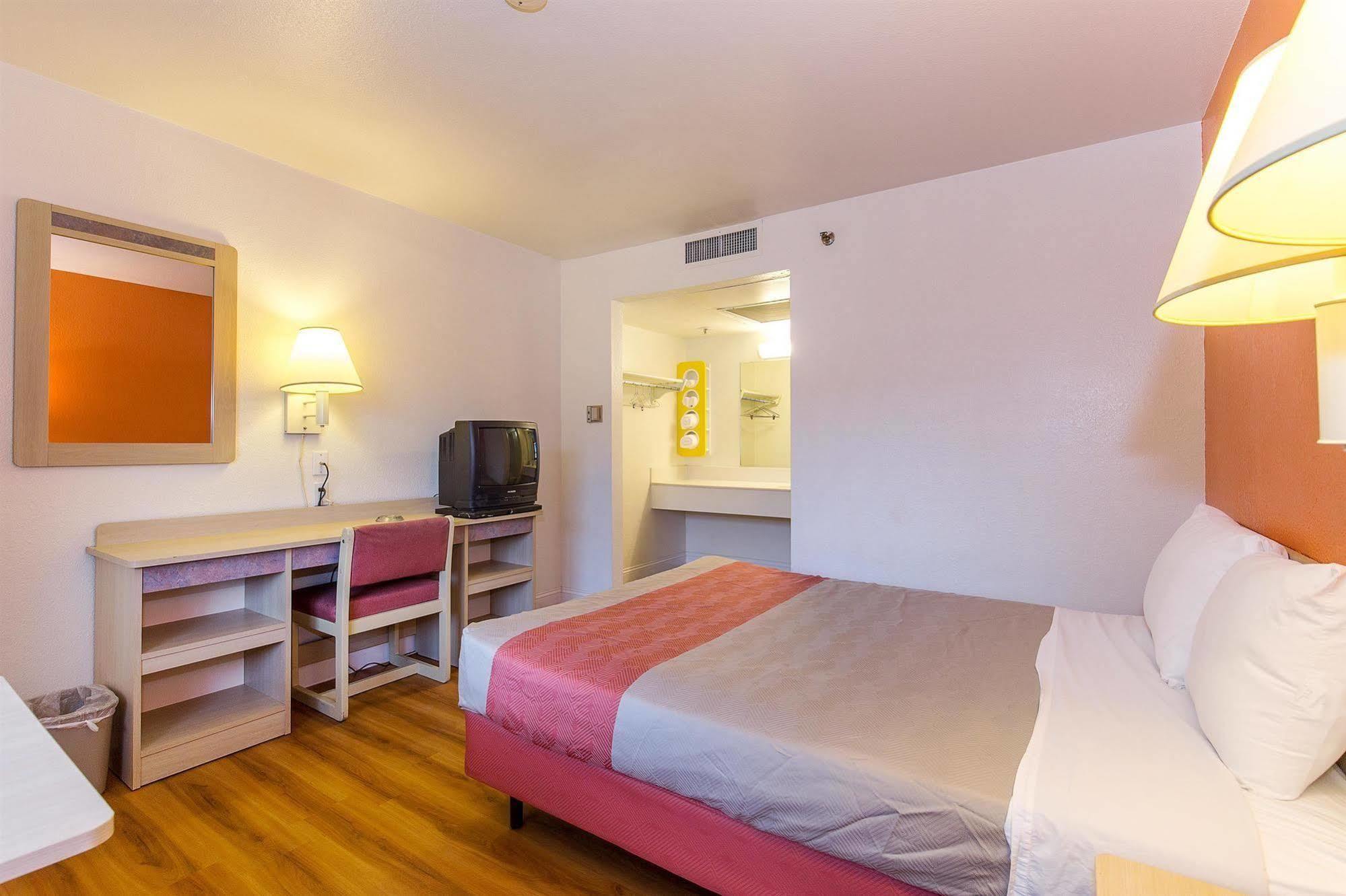 Motel 6 Vallejo - Maritime North Экстерьер фото