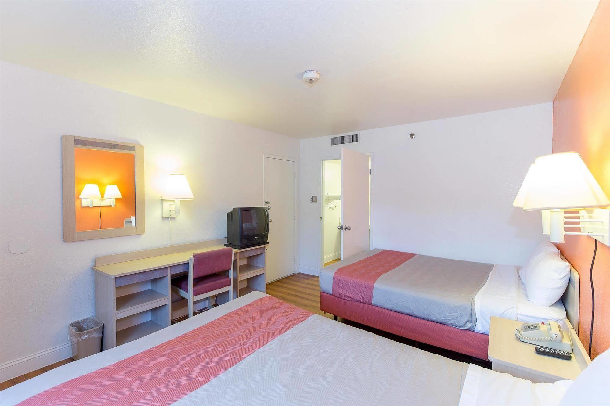 Motel 6 Vallejo - Maritime North Экстерьер фото