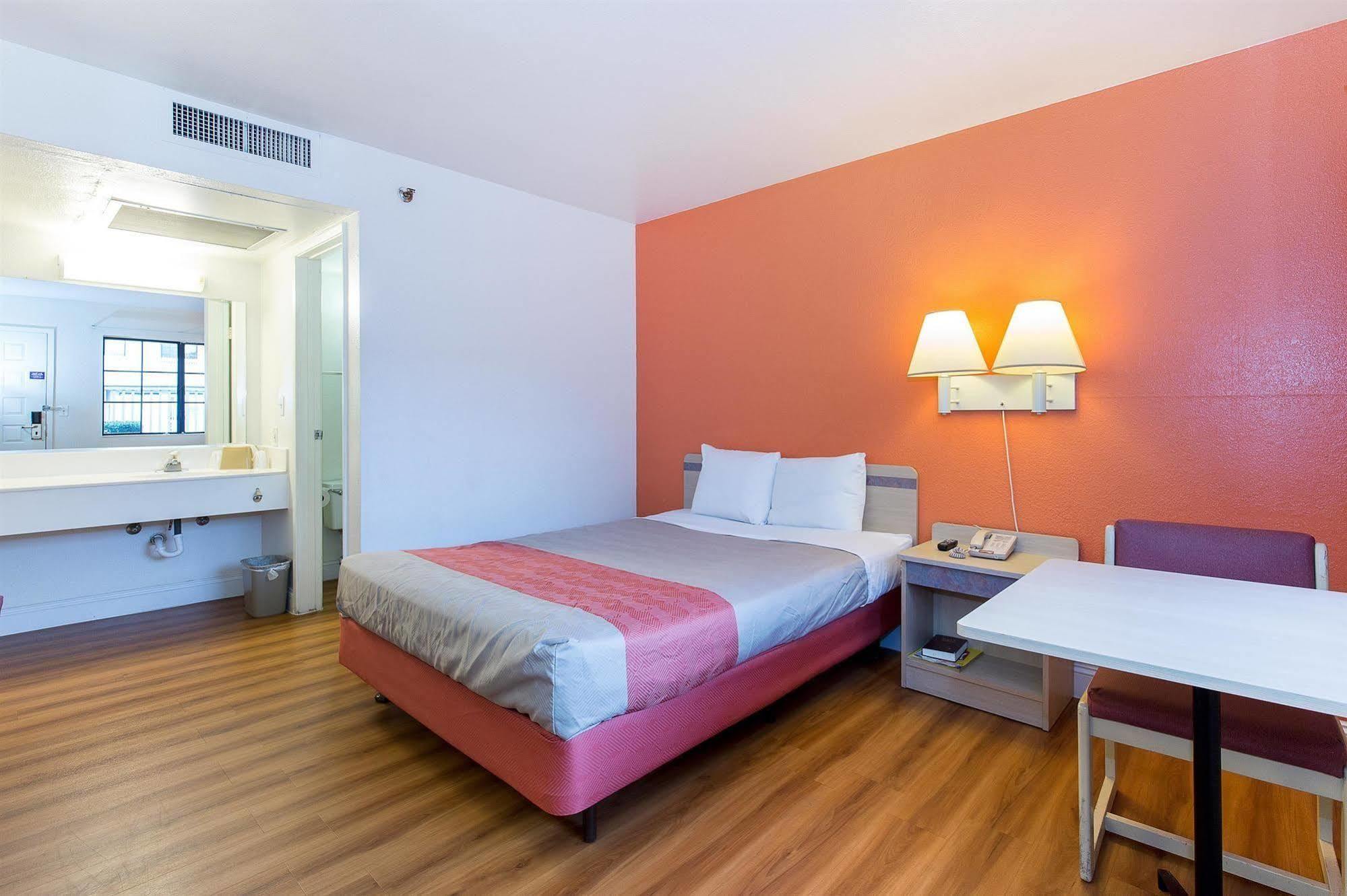 Motel 6 Vallejo - Maritime North Экстерьер фото